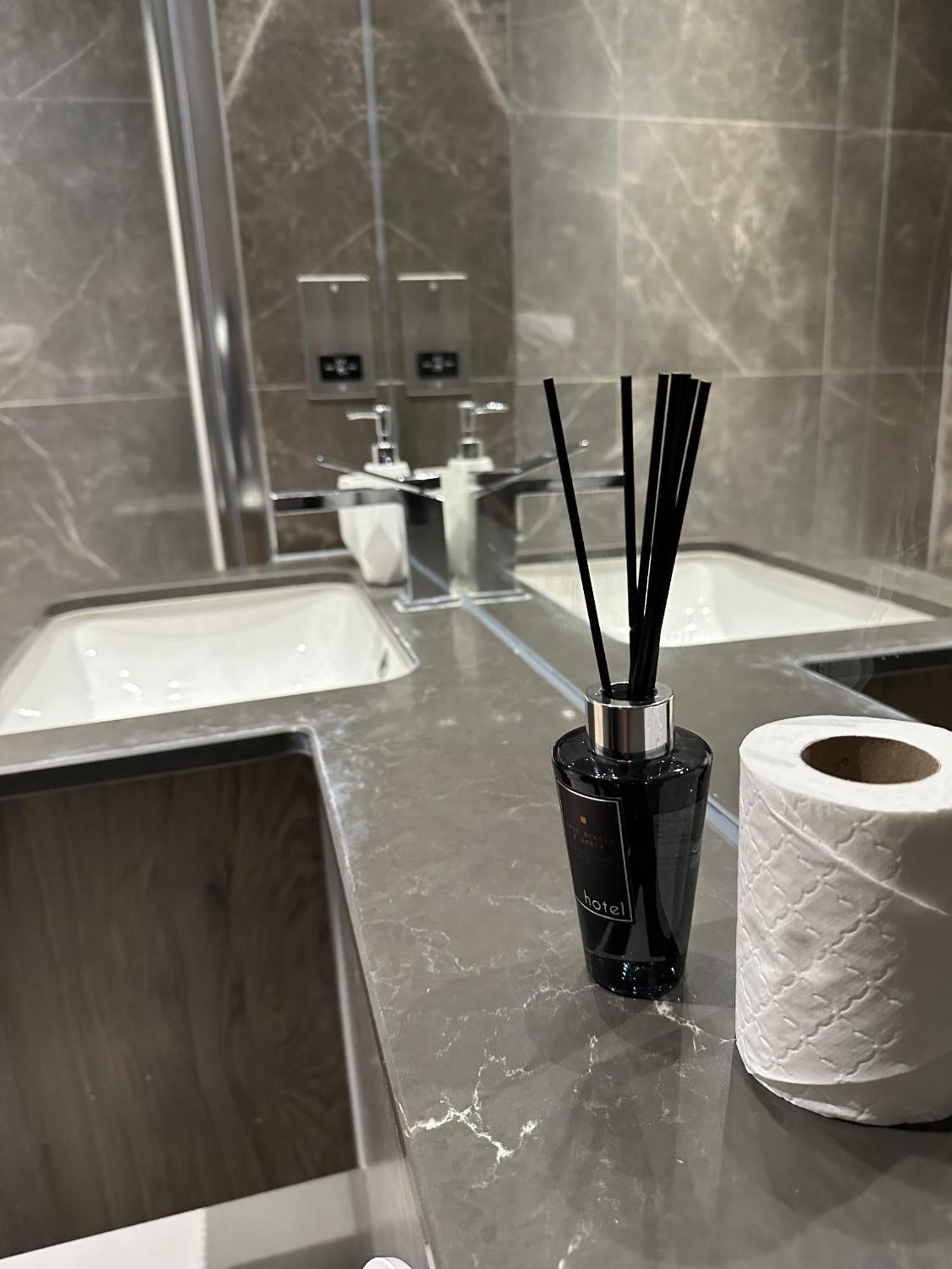 לונדון Richardson Deluxe Apartments מראה חיצוני תמונה